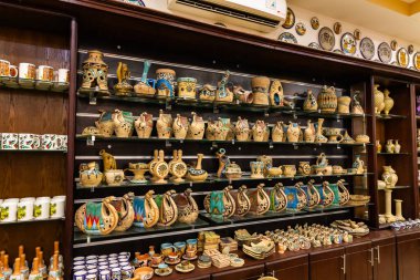 Wadi Musa, Ürdün, 05 Ekim 2023: Ürdün 'deki Wadi Rum yakınlarındaki yol kenarında satılık dekoratif çömlek boyası