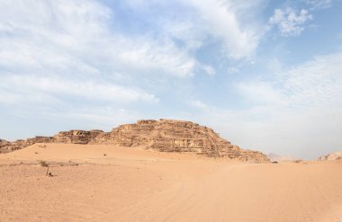 Ürdün 'de Amman yakınlarında Wadi Rum' un sonsuz kumlu kırmızı çölünün ihtişamı