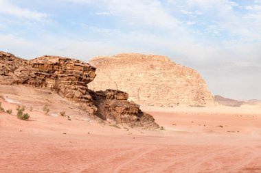 Ürdün 'de Amman yakınlarında Wadi Rum' un sonsuz kumlu kırmızı çölünün ihtişamı