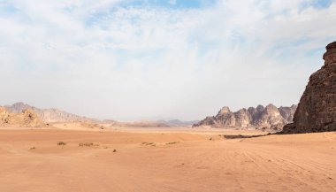 Ürdün 'de Amman yakınlarında Wadi Rum' un sonsuz kumlu çölünün büyüleyici güzelliği