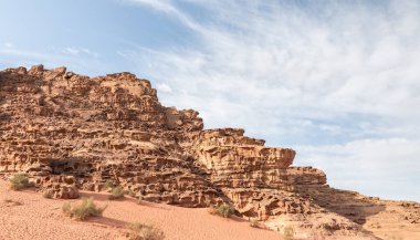 Ürdün 'de Amman yakınlarında Wadi Rum' un sonsuz kumlu kırmızı çölünde güzel yüksek dağlar.