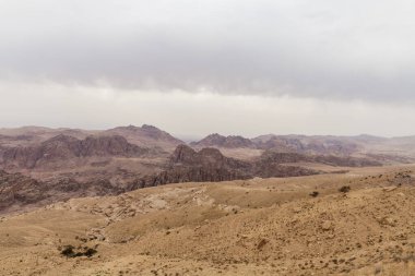 Ürdün 'deki Wadi Musa şehrindeki Nabatean Krallığı Petra' nın bulunduğu yüksek tepeden ünlü vadiye kadar olan mesafeyi izleyin.