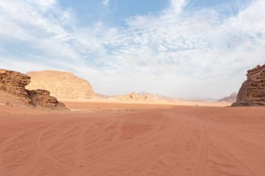 Ürdün 'de Amman yakınlarında Wadi Rum' un sonsuz kumlu çölünde Jeep izleri var.