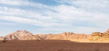 Ürdün 'de Amman yakınlarında Wadi Rum' un sonsuz kumlu kırmızı çölünün büyüleyici güzelliği