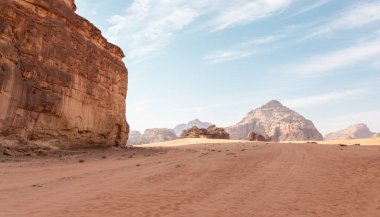 Ürdün 'deki Amman yakınlarındaki Wadi Rum' un sonsuz kumlu kırmızı çölünde yüksek dağların eşsiz güzelliği.