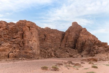 Ürdün 'deki Amman yakınlarındaki Wadi Rum' un sonsuz kumlu çölündeki yüksek dağların eşsiz güzelliği.