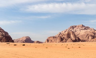 Ürdün 'deki Amman yakınlarındaki sonsuz kumlu, kırmızı Wadi Rum çölündeki yüksek dağların eşsiz güzelliği.