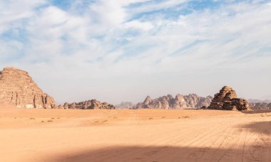 Ürdün 'de Amman yakınlarında Wadi Rum' un sonsuz kumlu kırmızı çölünün uçsuz bucaksız engin güzelliği.