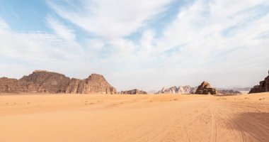 Ürdün 'deki Amman yakınlarındaki Wadi Rum' un sonsuz kumlu kırmızı çölünün muazzam büyüklüğünün tarifsiz ihtişamı.