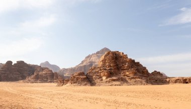 Ürdün 'deki Amman yakınlarındaki Wadi Rum' un sonsuz kumlu kırmızı çölünün muazzam büyüklüğü.