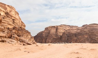 Ürdün 'de Amman yakınlarındaki Wadi Rum' un uçsuz bucaksız kumlu çölünün tarifsiz ihtişamı.