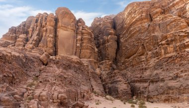 Ürdün 'deki Amman yakınlarındaki Wadi Rum' un kırmızı çölünde yüksek dağların tuhaf şekilleri.