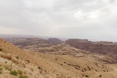 Ürdün 'deki Wadi Musa şehrindeki Nabatean Krallığı Petra' nın bulunduğu yüksek tepeden ünlü vadiye kadar olan mesafeyi izleyin.