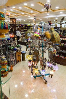 Wadi Musa, Ürdün, 05 Ekim 2023: Ürdün 'de Wadi Rum yakınlarındaki yol kenarında satılık dekoratif renkli cam fenerler