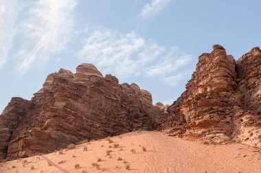 Ürdün 'deki Amman yakınlarındaki Wadi Rum' un sonsuz kumlu çölünde unutulmaz yüksek dağlar.