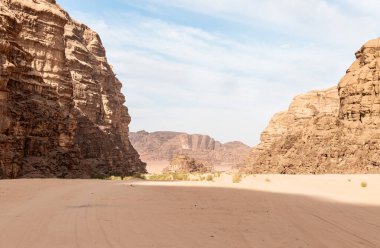 Ürdün 'deki Amman yakınlarındaki Wadi Rum' un kırmızı çölünde unutulmaz sıradağlar.