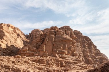 Ürdün 'deki Amman yakınlarındaki Wadi Rum' un kırmızı çölünde unutulmaz sıradağlar.