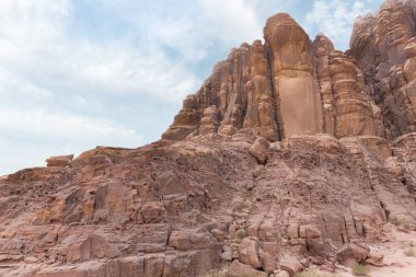 Ürdün 'de Amman yakınlarında Wadi Rum' un kırmızı çölünde yüksek dağların tuhaf şekilleri.