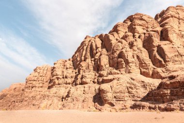 Ürdün 'deki Amman yakınlarındaki Wadi Rum' un kırmızı çölündeki yüksek dağların güzel şekilli zirveleri