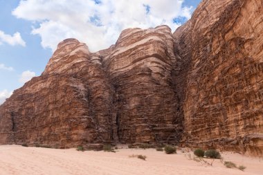Ürdün 'deki Amman yakınlarındaki Wadi Rum' un sonsuz çölünü çevreleyen çeşitli şekillere sahip yüksek dağlar.