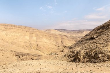 Vadi El-Ghuwayr ya da An Nakhil 'deki alçak dağları ve Ürdün' deki Amman yakınlarındaki vadi El-Dathneh 'i görüyoruz.
