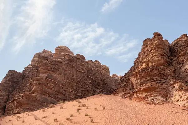 Ürdün 'deki Amman yakınlarındaki Wadi Rum' un sonsuz kumlu çölünde unutulmaz yüksek dağlar.