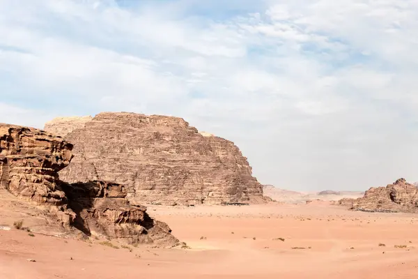Ürdün 'de Amman yakınlarında, Wadi Rum' un sonsuz kumlu kırmızı çölünde güzel yüksek dağlar.