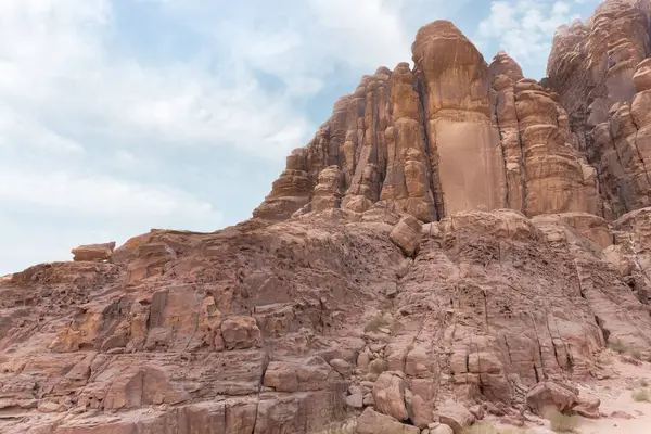 Ürdün 'de Amman yakınlarında Wadi Rum' un kırmızı çölünde yüksek dağların tuhaf şekilleri.