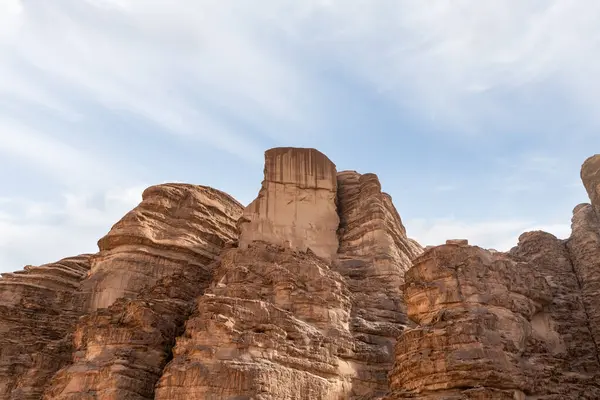 Ürdün 'deki Amman yakınlarındaki Wadi Rum' un kırmızı çölündeki yüksek dağların güzel şekilli zirveleri