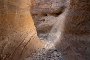 Vadi El Ghuwayr ya da An Nakhil ve Amman yakınlarındaki vadi Al Dathneh 'in dağ duvarlarında tuhaf doğal desenler var.