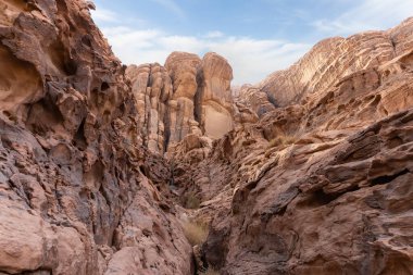 Ürdün 'deki Amman yakınlarındaki Wadi Rum' un kırmızı çölündeki yüksek dağların nefes kesici doğal güzelliği.