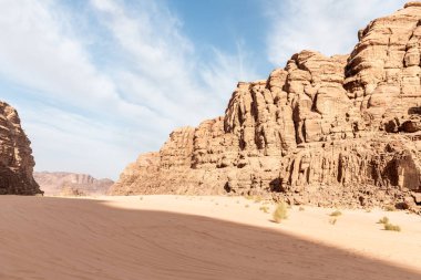 Ürdün 'deki Amman yakınlarındaki Wadi Rum' un kırmızı çölünde unutulmaz sıradağlar.