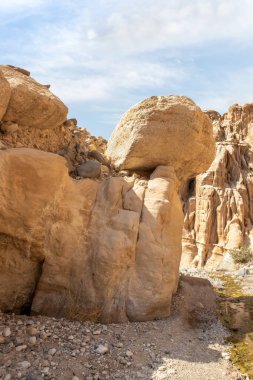 Vadi El Ghuwayr ya da An Nakhil ve Ürdün 'deki Amman yakınlarındaki Vadi Al Dathneh' in turizm rotasındaki dev kayalar.