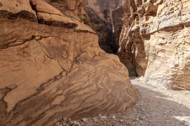 Vadi El Ghuwayr ya da An Nakhil ve Ürdün 'deki Amman yakınlarındaki vadi El-Dathneh vadisinin turistik rotasında tuhaf doğal desenler var.