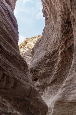 Vadi El Ghuwayr ya da An Nakhil ve Ürdün 'deki Amman yakınlarındaki vadi Al Dathneh' in yüksek dağları turizm rotasının kenarlarında yükselir.