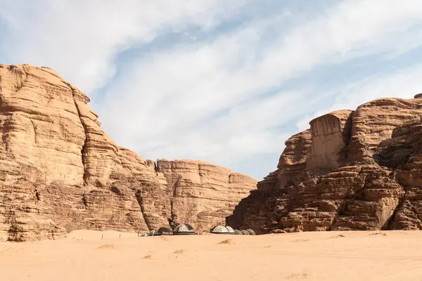 Turizm kampı, Ürdün 'deki Amman yakınlarındaki Wadi Rum' un kırmızı çölünde, dağın eteklerinde yer almaktadır.