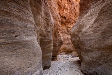 Vadi El Ghuwayr ya da An Nakhil ve Ürdün 'deki Amman yakınlarındaki Vadi Al Dathneh' in yüksek turizm rotası yüzeyindeki benzersiz desenler.