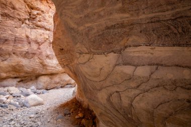 Vadi El Ghuwayr ya da An Nakhil ve Ürdün 'deki Amman yakınlarındaki Vadi Al Dathneh' in yüksek turizm rotası yüzeyindeki benzersiz desenler.