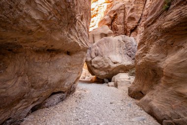 Vadi El Ghuwayr 'in ya da An Nakhil' in ve Ürdün 'deki Amman yakınlarındaki Vadi Al Dathneh' in turizm yolunun ortasında büyük bir taş var.