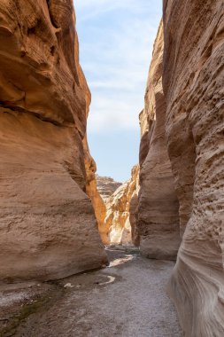 Vadi El Ghuwayr ya da An Nakhil ve Amman yakınlarındaki Vadi Al Dathneh 'in turistik güzergahında asla kurumayan bir dere.