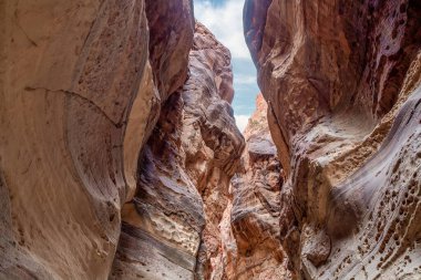 Vadi El Ghuwayr ya da An Nakhil ve Ürdün 'deki Amman yakınlarındaki El-Dathneh vadisinin yüksek dağlarının yüzeyinde sıra dışı desenler var.