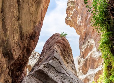 Sığ derenin her iki tarafındaki yüksek dağların olağanüstü güzelliği vadideki Wadi Al Ghuwayr veya An Nakhil ve Ürdün 'deki Amman yakınlarındaki Vadi Al Dathneh' de.