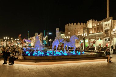 Dubai, Birleşik Arap Emirlikleri, 20 Mart 2023: Dubai şehri yakınlarındaki Global Village, Birleşik Arap Emirlikleri 'nde üç atın beyaz mermer figürleriyle dekoratif çeşme