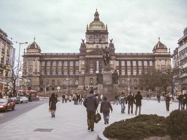 Prag, Çek Cumhuriyeti, 24 Şubat 2006: Çek Cumhuriyeti 'nin başkenti Prag' daki Eski Kent Meydanı 'ndaki Ulusal Müze yakınlarındaki Wenceslas Meydanı' nda çok sayıda insan bulunuyor.