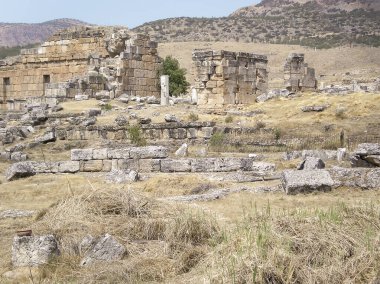 Türkiye 'nin en büyük antik kentlerinden biri olan Hierapolis' in taş kalıntıları