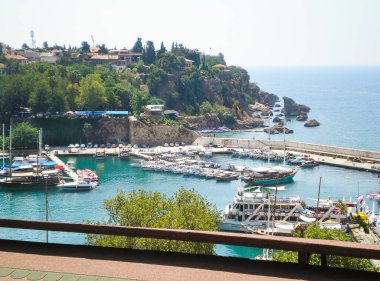 Antalya, Türkiye, 11 Ağustos 2007: Türkiye 'nin eski Antalya kentinde kent duvarından şehir limanındaki yelkenli ve turizm gemilerine bakın