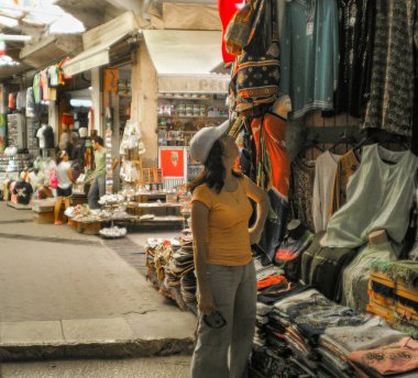 Antalya, Türkiye, 11 Ağustos 2007: Turistler, Türkiye 'nin eski Antalya kentindeki turistlere farklı şeyler sunan şehir turizm pazarına bakıyorlar.