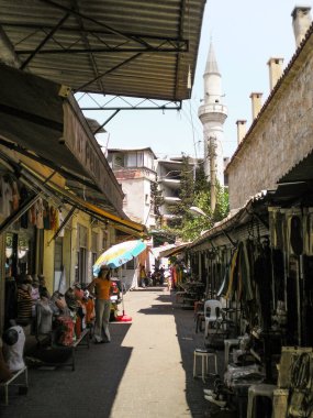 Antalya, Türkiye, 11 Ağustos 2007: Türkiye 'nin eski Antalya kentindeki turistler için farklı şeyler içeren şehir turizm pazarı