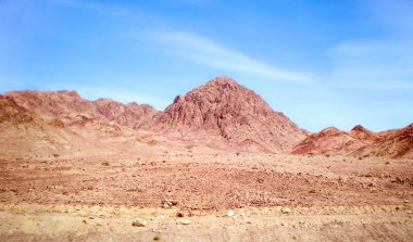 Petra 'nın Ürdün' de bulunduğu Wadi Musa şehrinin yakınlarındaki dağların doğal ihtişamı üzerine turizm otobüsünün penceresinden bir görüntü.