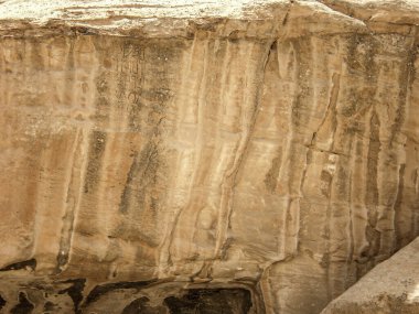 Ürdün 'deki Petra şehrinin yakınlarındaki Petra Tarihi Rezervi' ndeki Nabataean mezarlarından birine Nabatean dilinde bir taş kazınmış.